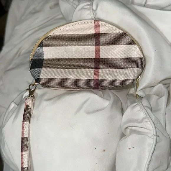NWOT Burberry Wristlet gold hardware new and cute 🥰